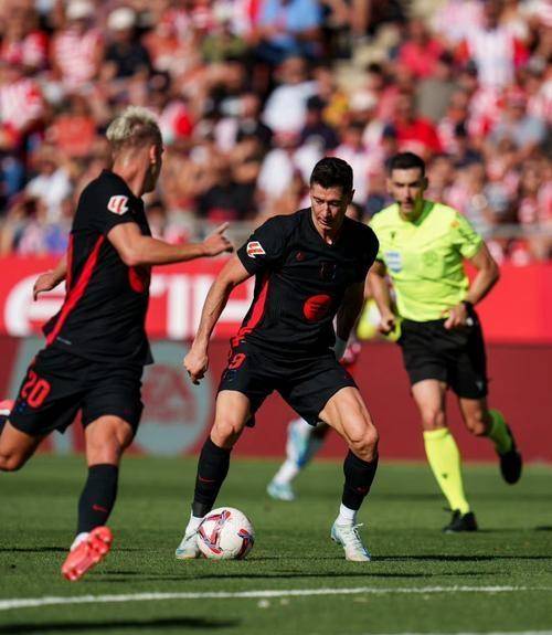 包含巴萨飞速反击得手，联赛战事白热化的词条