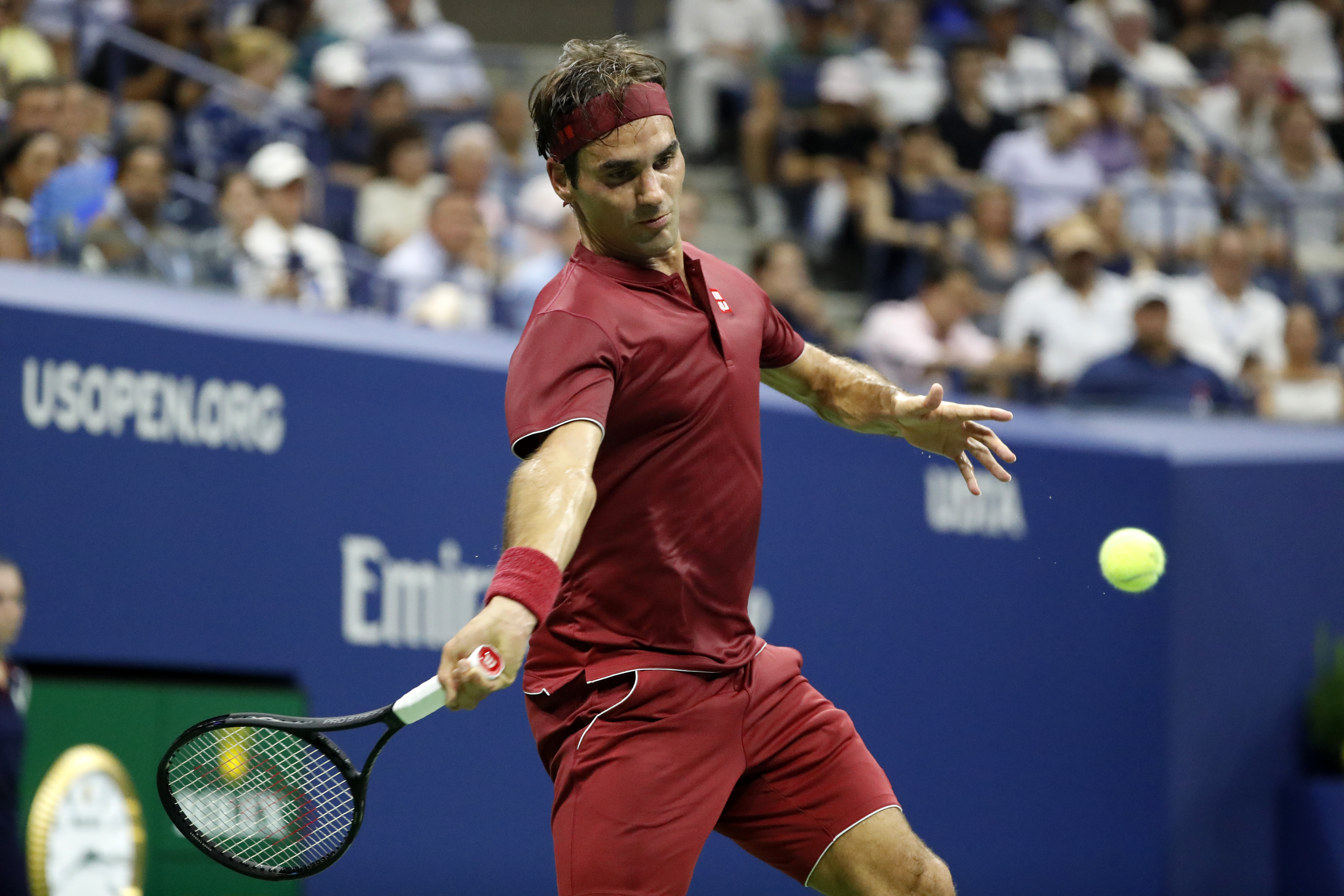 震撼！费德勒在网球赛场逆转获胜！