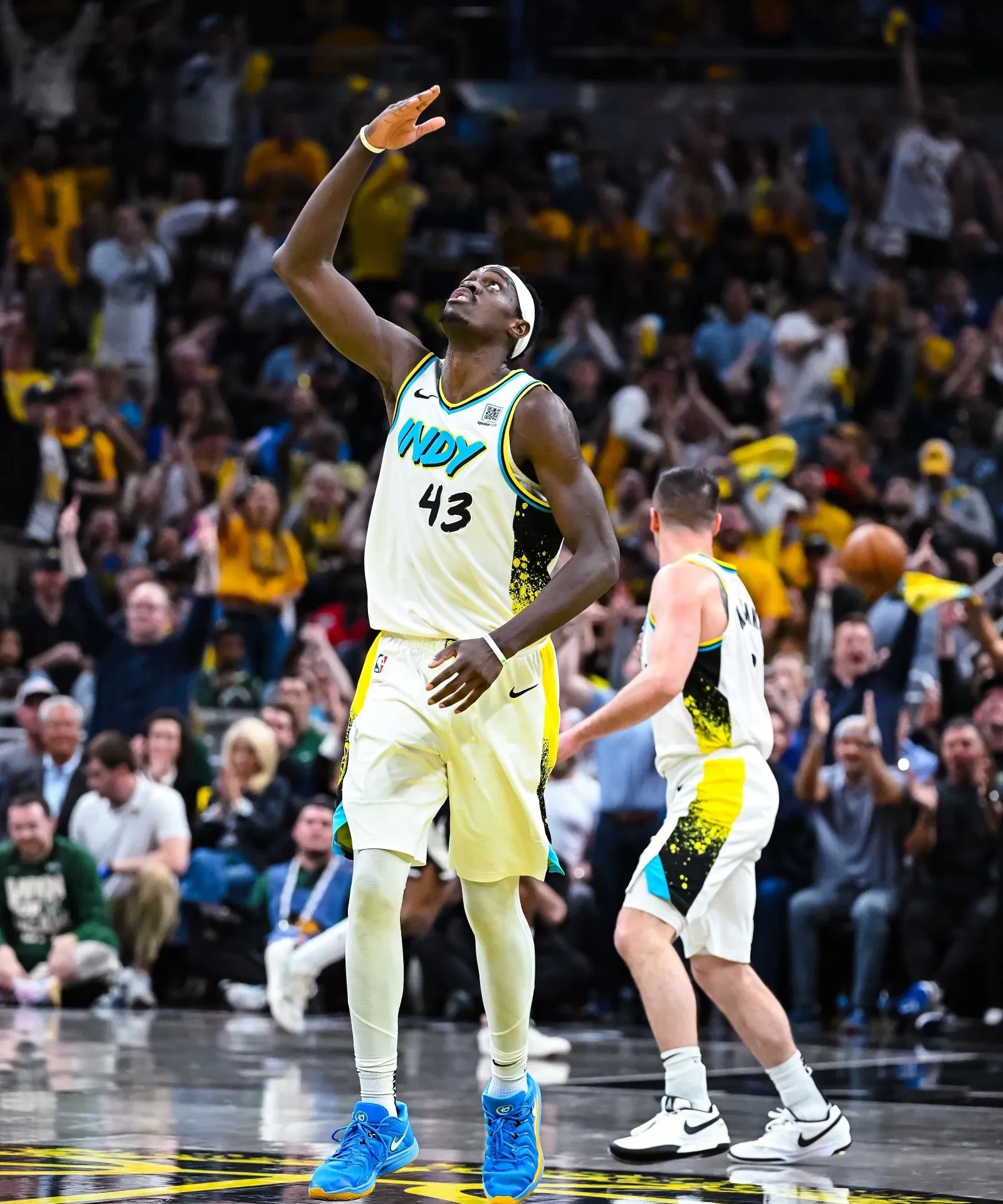 西亚卡姆迎来十赛季高光表现，巴塞罗那球迷沸腾！