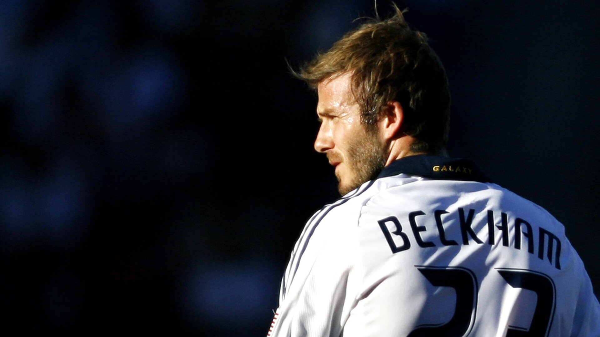 萨拉赫在快船比赛中锐不可当,最后时刻胜出引发热议!观众掌声雷动